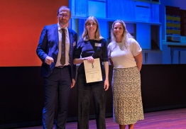 Maria Schrøder tildeles ESDA-prisen på scenen. 