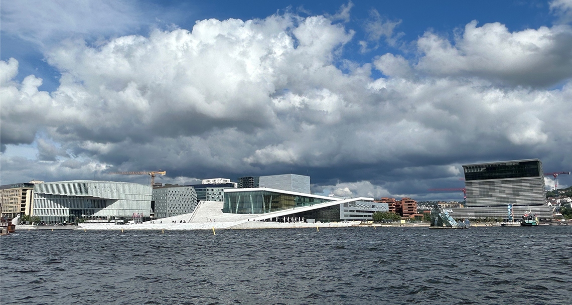 Bilde av Oslos havnefront med operaen, Munch-museet pg Deichman bibliotek.
