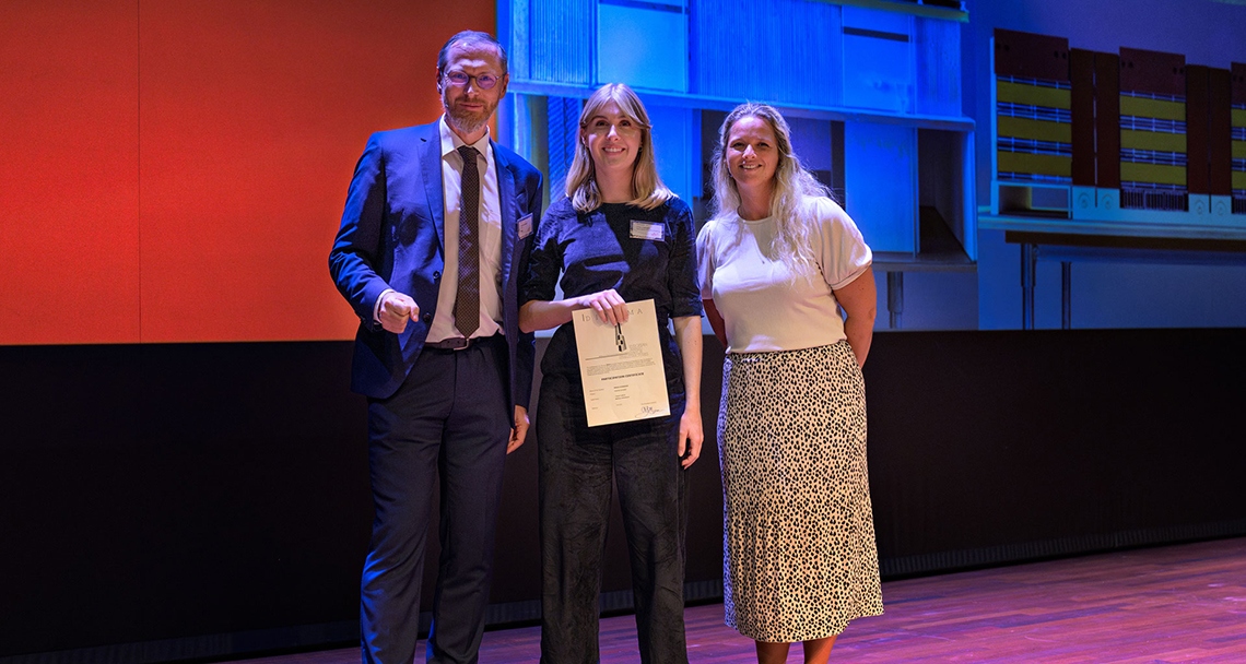 Maria Schrøder tildeles ESDA-prisen på scenen. 