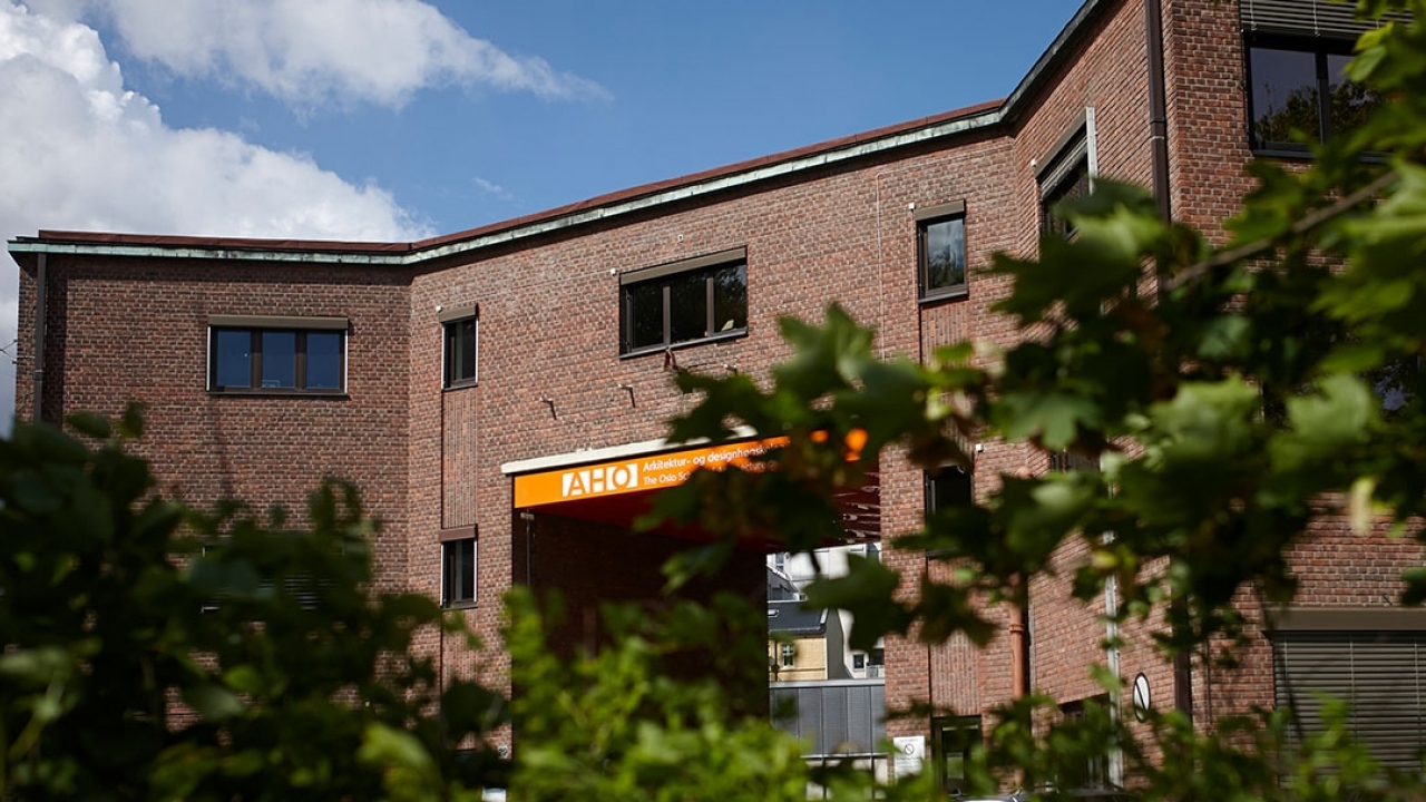 Foto av Arkitektur- og designhøgskolen i Oslos inngang. 