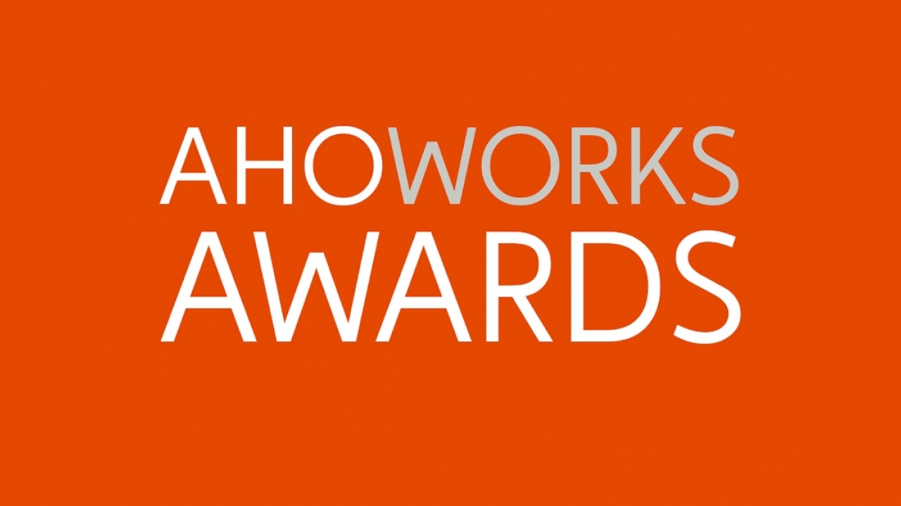 Teksten "AHO WORKS award" på oransje bakgrunn