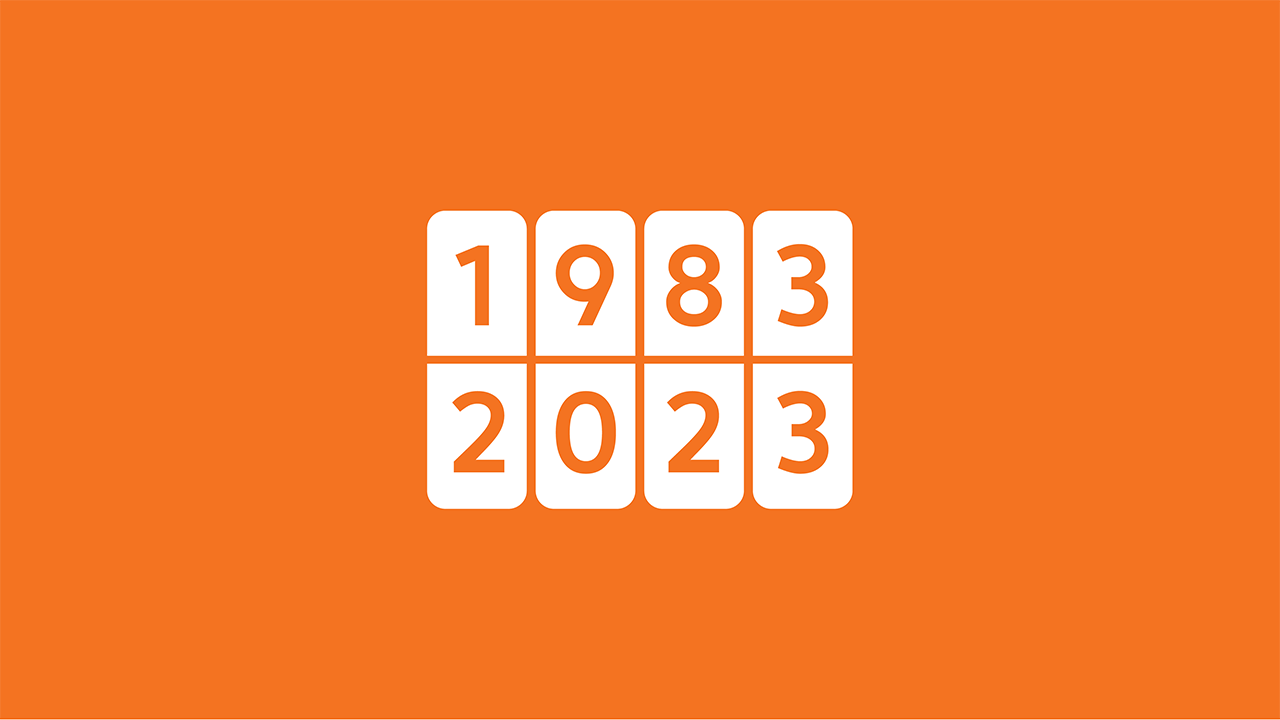 1983 og 2023 skrevet på oransje bakbrunn. 