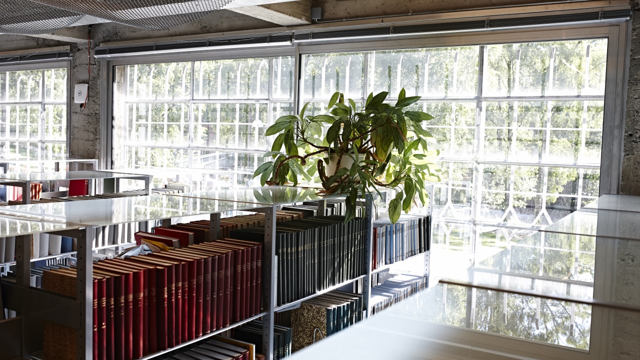 Fotografi av biblioteket på Arkitektur- og designhøgskolen i Oslo