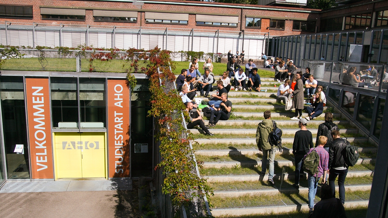 Bilde av Arkitektur- og designhøgskolens inngangsparti ved studiestart.